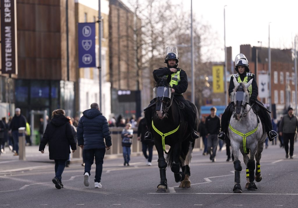 Βρετανία: Αφγανοί άρπαξαν 12χρονη από παιδική χαρά και τη βίασαν – Ο δράστης γέλαγε και τραβούσε φωτογραφίες