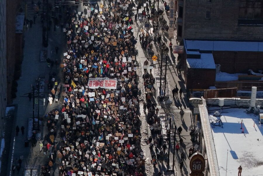 εικόνα που δείχνει πλήθος κόσμου στη μαζική διαδήλωση στη Μινεάπολη