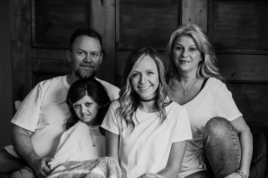 Όταν μπήκε να καθαρίσει το δωμάτιο της κόρης της χρόνια μετά τον θάνατό της, την περίμενε ένα «δώρο»