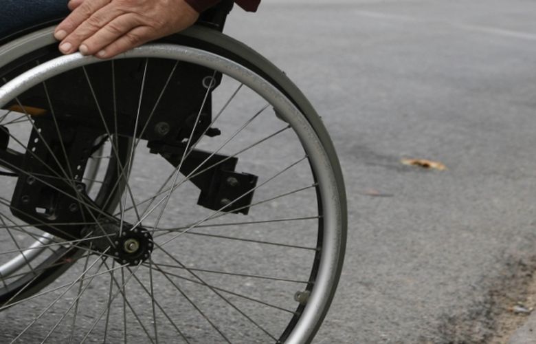 Μειώθηκε το 2025 ο αριθμός των οδηγών που εμπόδιζαν την ελεύθερη κίνηση των ατόμων με αναπηρίες στη Δυτική Ελλάδα