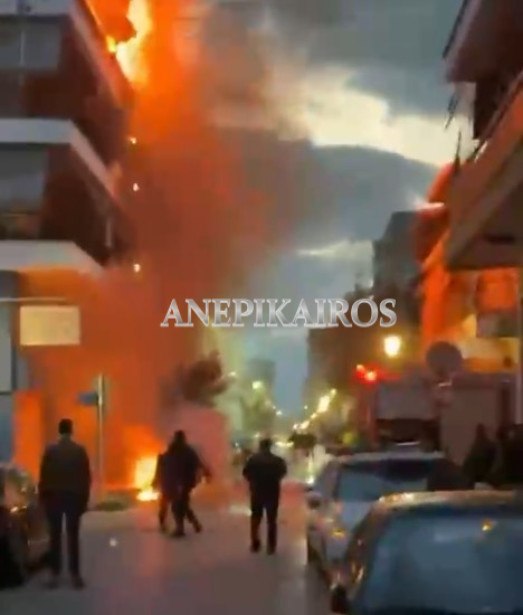 Μεγάλη φωτιά σε πολυκατοικία στην Αλεξάνδρεια Ημαθίας