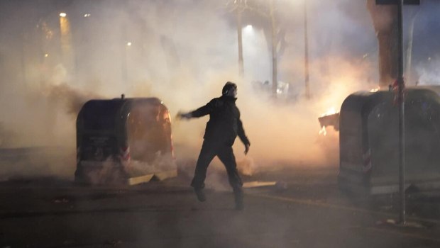 Τορίνο: Συγκρούσεις της αστυνομίας με διαδηλωτές για το κλείσιμο κοινωνικού κέντρου - Στόχος επίθεσης συνεργείο της RAI