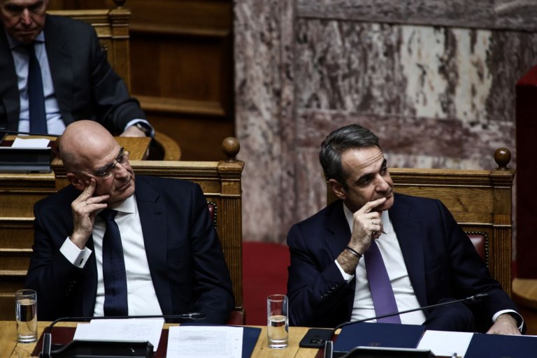 Οι νέες αιχμές Δένδια προς Μαξίμου, το κλίμα στη ΝΔ και οι κρυφές δημοσκοπήσεις που αυξάνουν τους κυβερνητικούς πονοκεφάλους