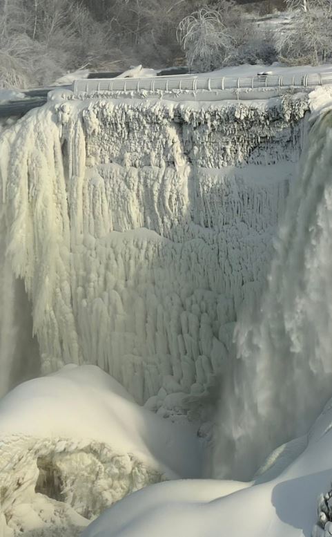 Πάγωσαν οι καταρράκτες του Νιαγάρα στην καναδική πλευρά