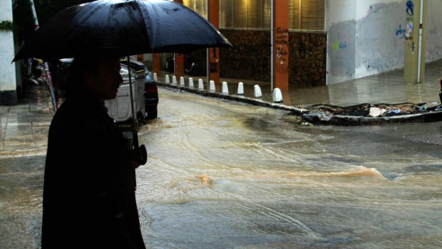 Καιρός: Άνοιξαν οι ουρανοί στην Αττική, ισχυροί άνεμοι - «Βροχή» τα 112 στην επικράτεια