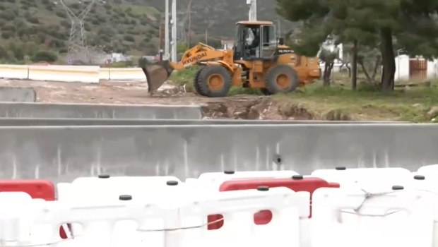 Γλυφάδα: Oδοφράγματα και τσιμεντένια μπλοκ στον δρόμο που είχε γίνει χείμαρρος