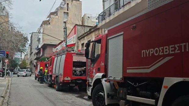 Φωτιά σε ακατοίκητο κτίριο στο Μεταξουργείο - Κατέρρευσε τμήμα της στέγης