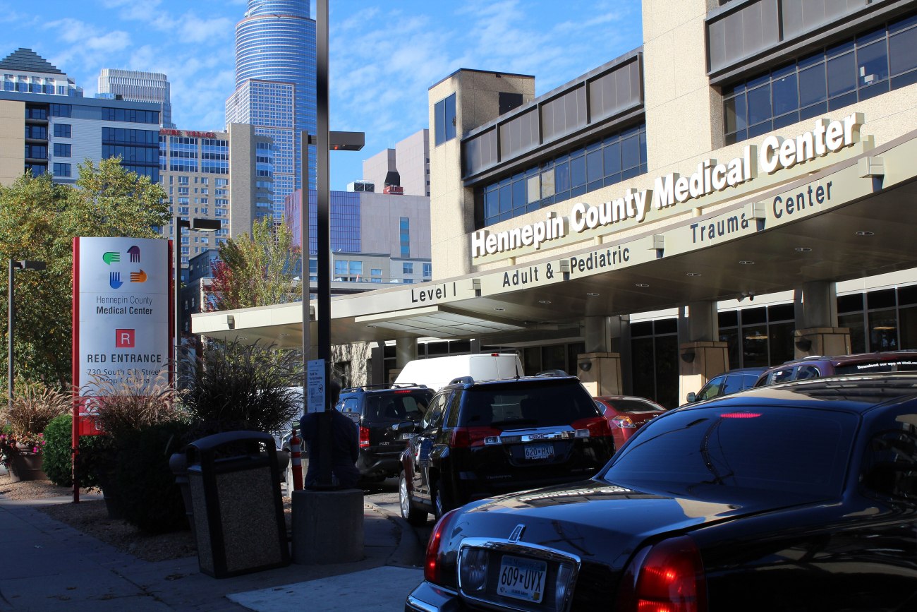 Μινεάπολη: Μετανάστης στο νοσοκομείο με βαριά κατάγματα στο κεφάλι – Έπεσε μόνος του σε τοίχο λέει η ICE
