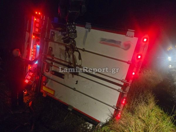 Τροχαίο στην Αθηνών - Λαμίας: Τούμπαρε νταλίκα - ψυγείο