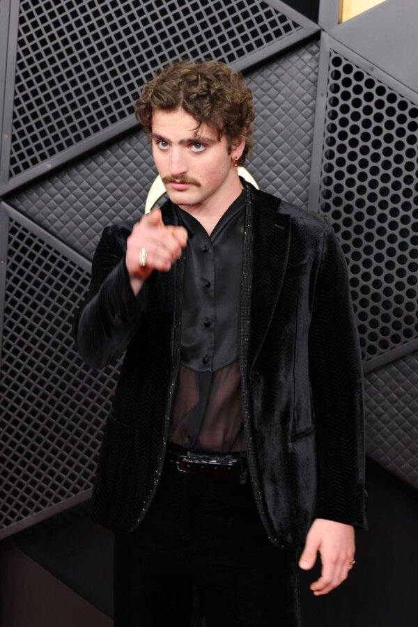 Grammys 2026: Οι άντρες που έκαναν το κόκκινο χαλί...δικό τους