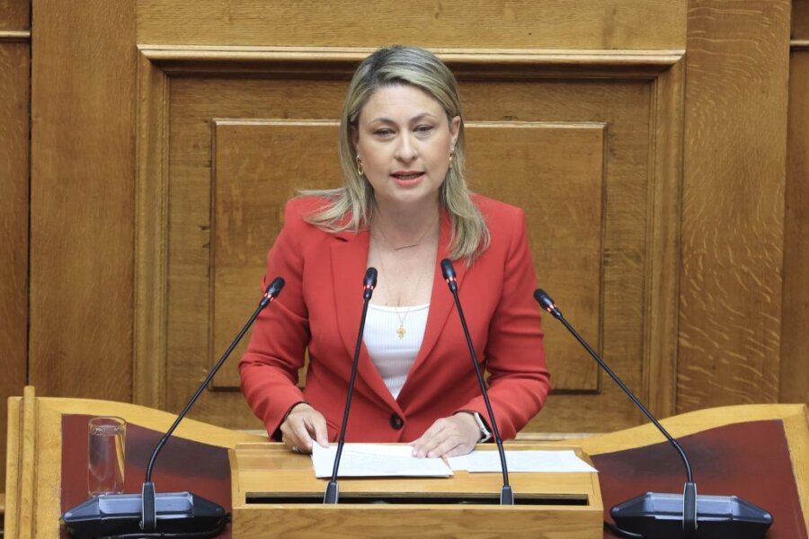 Σύγκρουση κυβέρνησης – ΠΑΣΟΚ για τις δηλώσεις Αλεξοπούλου: «Παρερμηνεύτηκε» – «Ο κυβερνητικός εκπρόσωπος επαίνεσε την αλαζονεία της»