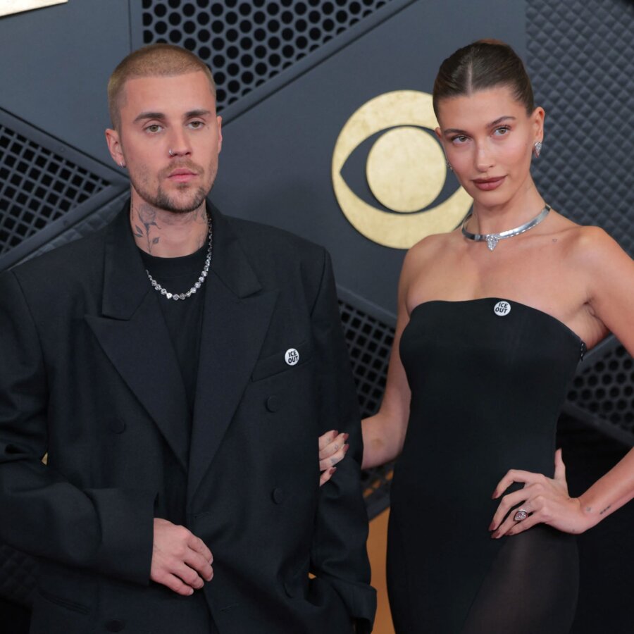 Grammys 2026: Justin & Hailey Bieber – Η εμφάνιση με πολιτικό χαρακτήρα