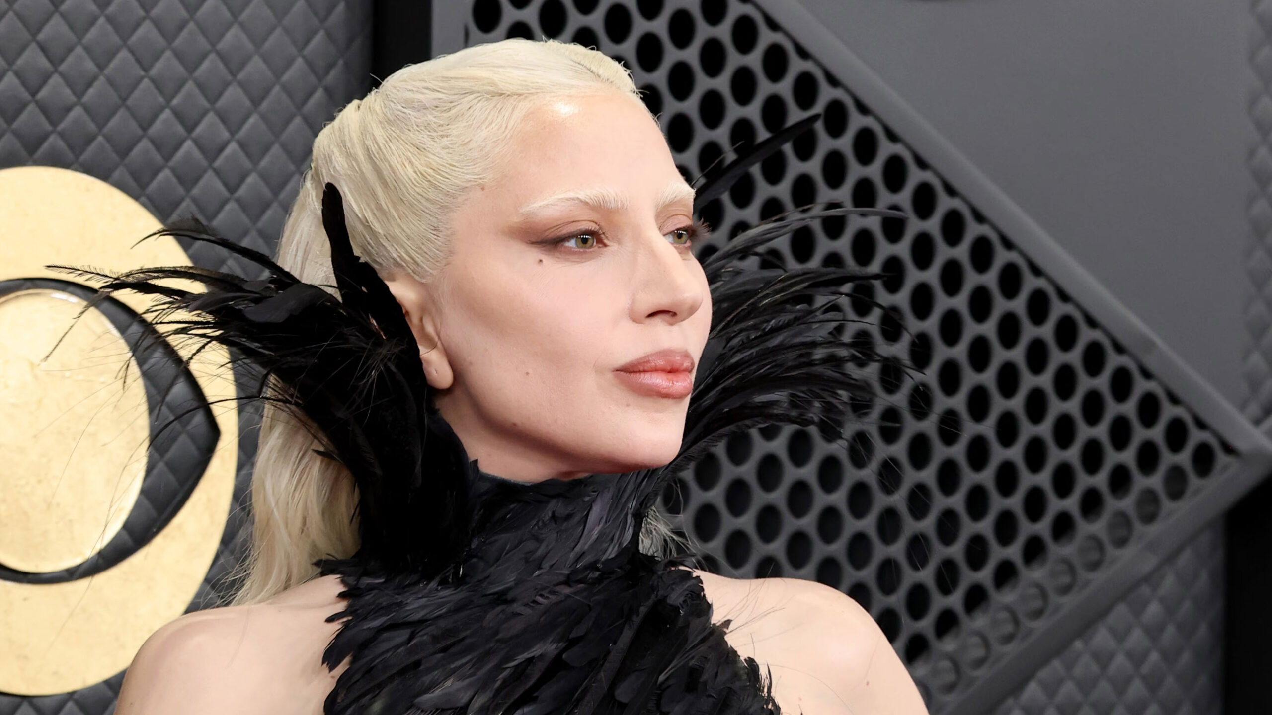 Grammy 2026 - Lady Gaga: Πλατινέ μαλλιά, nude lips και απόλυτη λάμψη