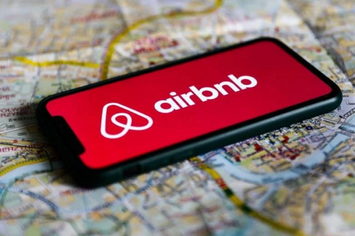Airbnb: Τα έσοδα του 1 δισ., οι κόφτες και η επόμενη ημέρα