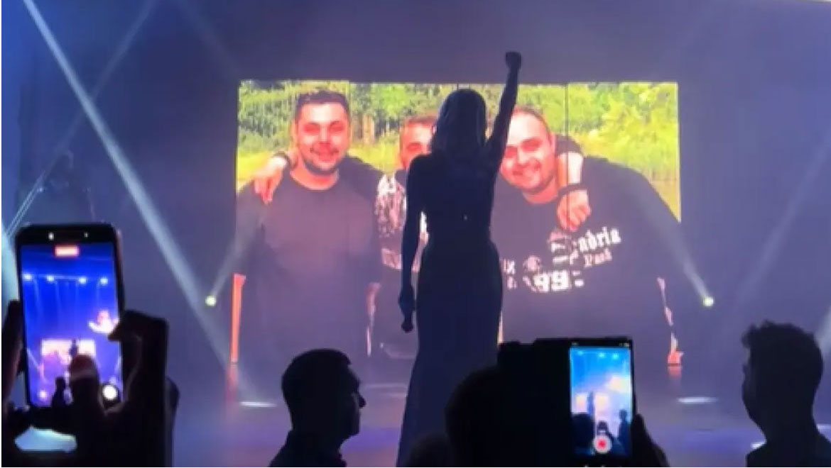 Πάνος Κιάμος και Πάολα τίμησαν τους νεκρούς του ΠΑΟΚ στη Ρουμανία και τις εργάτριες της «Βιολάντα»