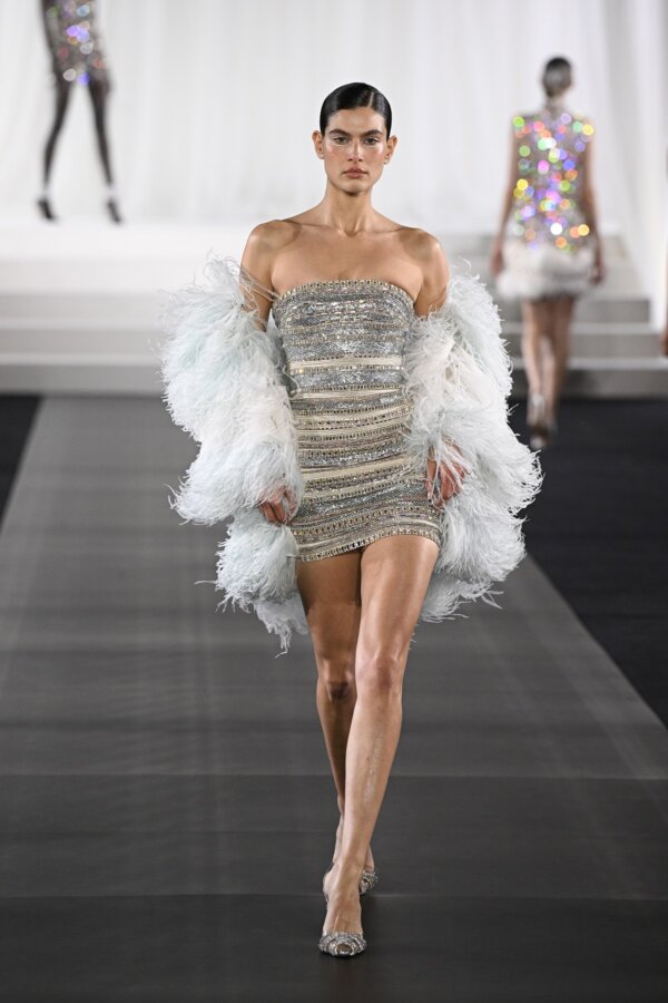 Από τη Victoria's Secret στο Παρίσι: Η Ανθή Φακιδάρη εντυπωσίασε στο show της Σίλιας Κριθαριώτη