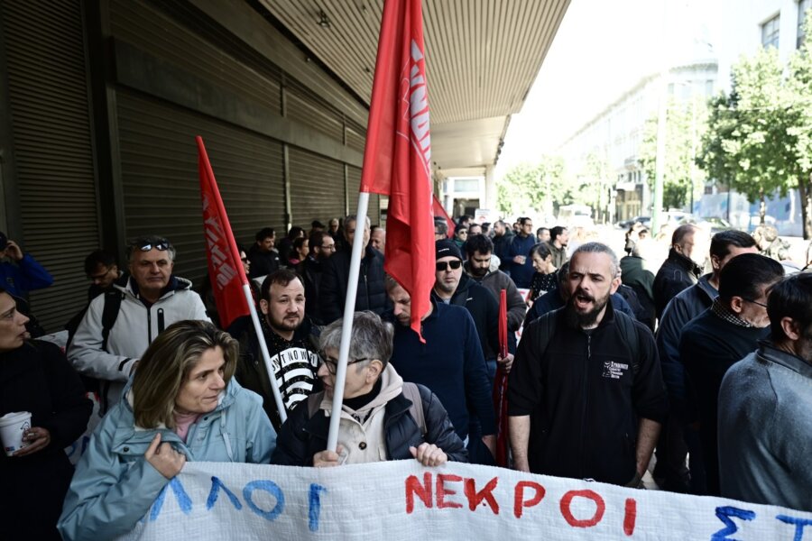 Συγκέντρωση στο υπ. Εργασίας στο πλαίσιο της πανελλαδικής απεργίας για το «έγκλημα» στη Βιολάντα