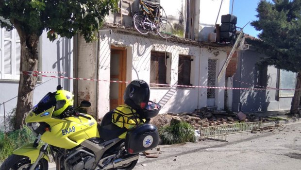 Βόλος: Γυναίκα έπεσε στο δρόμο μαζί με το μπαλκόνι