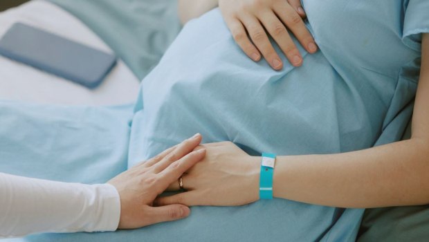 Αντιδράσεις για το υπό έγκριση καθηκοντολόγιο των μαιών - Τι απαντά ο Γεωργιάδης