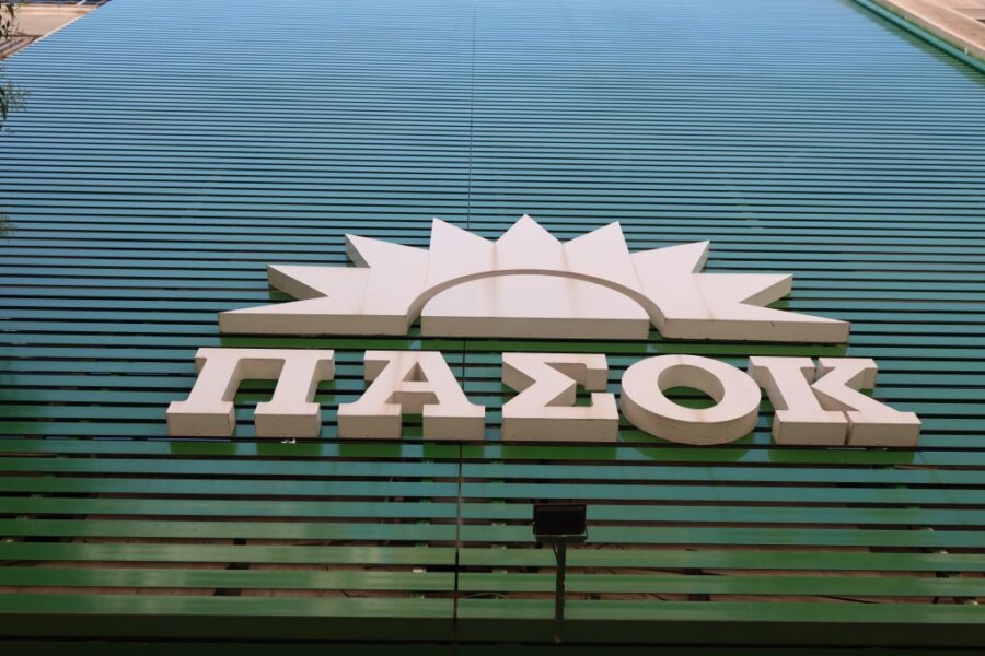 ΠΑΣΟΚ: Η εσωκομματική συζήτηση μεταφέρεται στα όργανα – «Δεν αμφισβητείται ο πρόεδρος» λέει ο Γερουλάνος, «δεν φεύγω» ο Δούκας