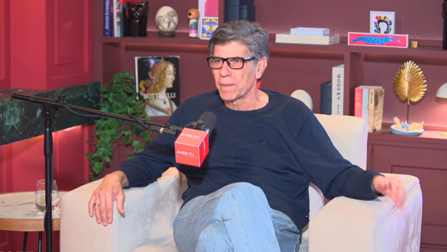 «Καταπέλτης» ο Γιάννης Μπέζος: «Η ελληνική τηλεόραση είναι ψευτοχαρούμενη, όλοι είναι χαρούμενοι χωρίς λόγο»