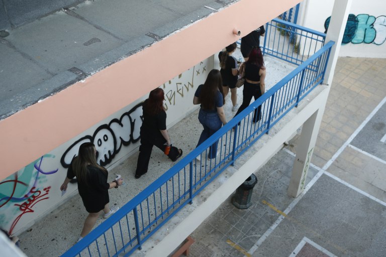 εικόνα που δείχνει μαθητές Λυκείου να προσέρχονται στις σχολικές αίθουσες