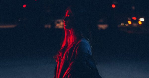 Σε πόλεις από όλο τον κόσμο, άντρες βιντεοσκοπούν γυναίκες τη νύχτα στον δρόμο χωρίς τη συναίνεσή τους