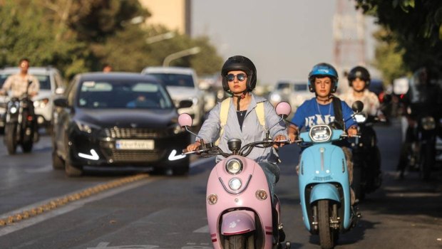 Ιράν: Οι αρχές της χώρας επιτρέπουν πλέον επισήμως στις γυναίκες να οδηγούν δίκυκλα