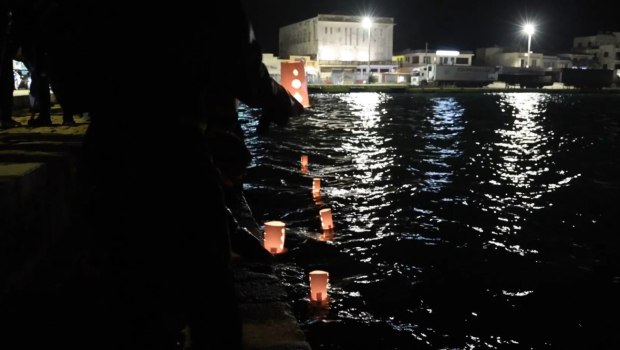 Χίος: Φαναράκια στη θάλασσα στη μνήμη των θυμάτων - «Γέμισε η Μεσόγειος κορμιά μεταναστών» [βίντεο]