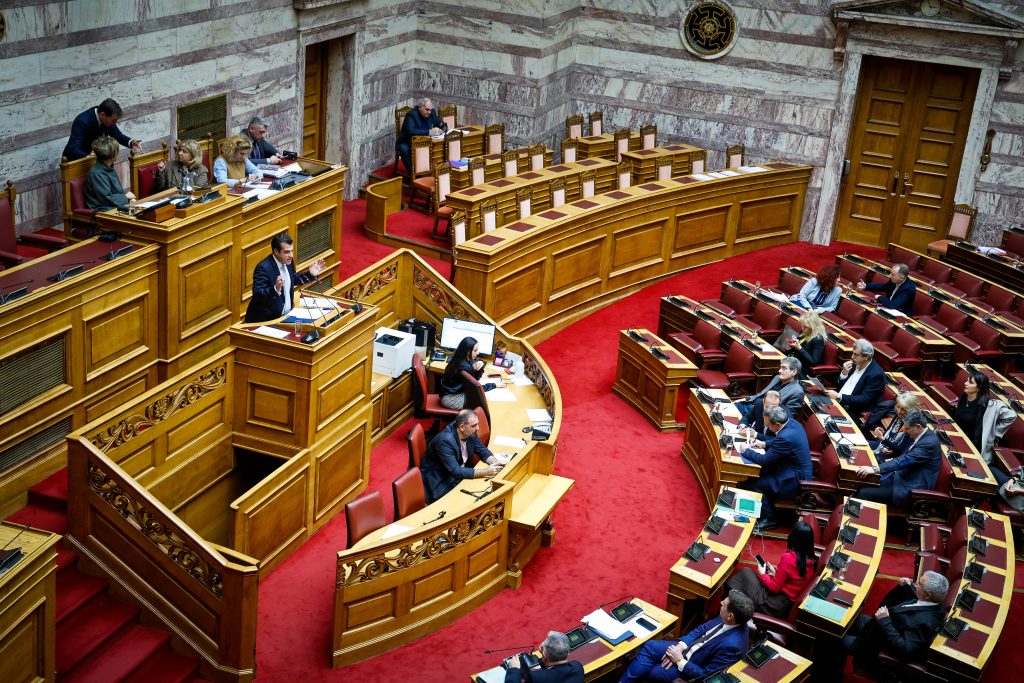 «Να πυροβολούνται όσοι μπαίνουν παράνομα στη χώρα»: Τα όσα απίστευτα ακούστηκαν στη Βουλή μετά την τραγωδία στη Χίο