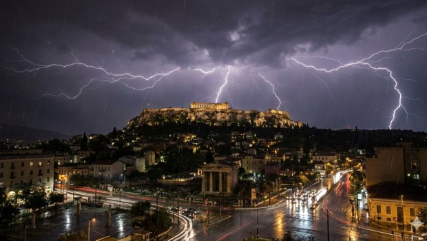 Έρχονται ισχυρές καταιγίδες, λασποβροχές και θυελλώδεις άνεμοι έως 9 μποφόρ