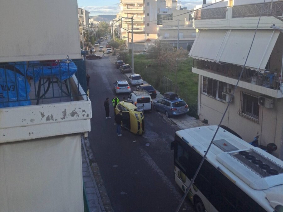 Ίλιον: Τροχαίο με ανατροπή ταξί - Ο οδηγός εγκατέλειψε το όχημα στη μέση του δρόμου