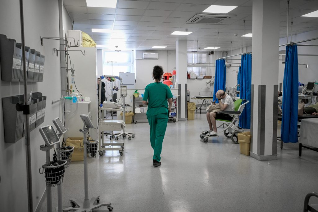 Ο Μητσοτάκης κλείνει το «μάτι» στους νοσηλευτές για βαρέα και ανθυγιεινά – Καθυστερήσεις και νέες υποσχέσεις  