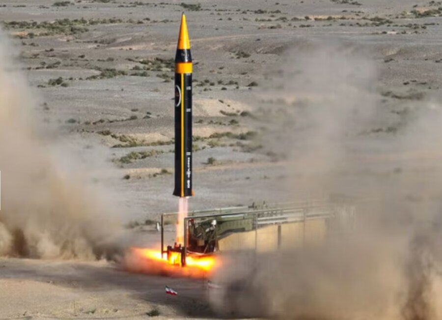 Επίδειξη δύναμης από το Ιράν – Οι προηγμένοι βαλλιστικοί πύραυλοι Khorramshahr 4 με βεληνεκές 2.000 χλμ