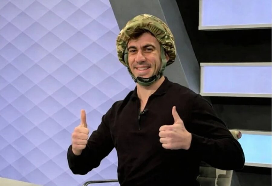 Κύπρος: Ο Φειδίας Παναγιώτου ανακοίνωσε υποψηφιότητα για τις βουλευτικές εκλογές φορώντας… στρατιωτικό κράνος