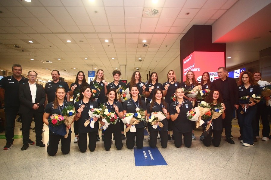 Εθνική πόλο Γυναικών: Αποθεωτική υποδοχή για τα κορίτσια της ελληνικής υδατοσφαίρισης (vids+pics)