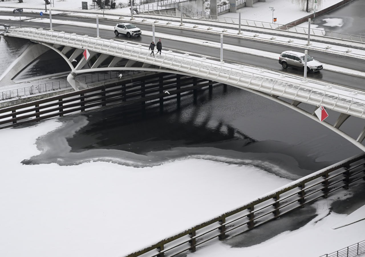 Στον πάγο το Βερολίνο - Πάγωσαν κανάλια και λίμνες - Προβλήματα στις μεταφορές