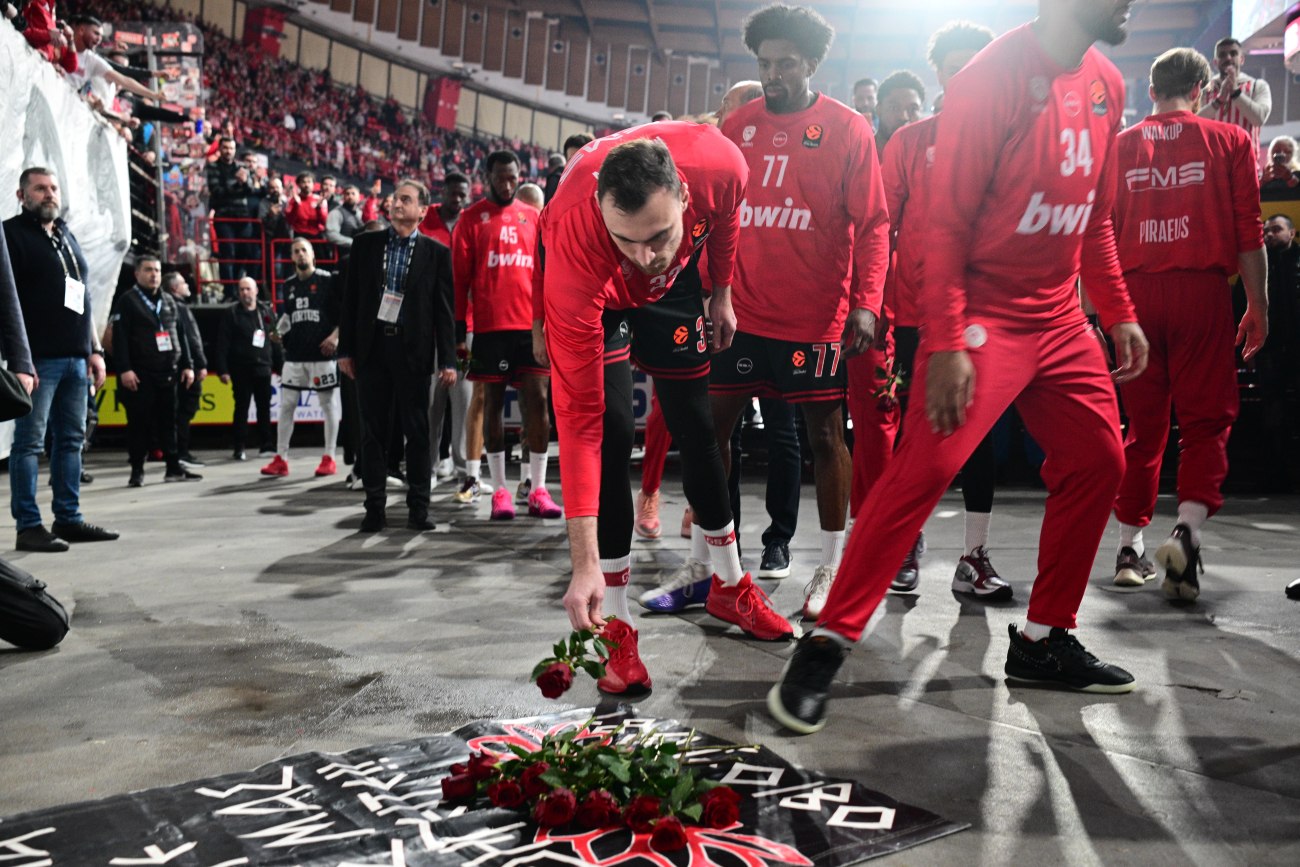 Φόρος τιμής στο ΣΕΦ για τα θύματα της «Θύρας 7» από τον Ολυμπιακό και τον Χάκετ (vids)
