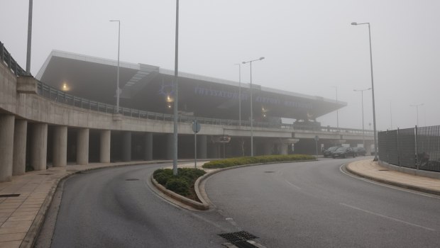 Πέπλο ομίχλης κάλυψε τη Θεσσαλονίκη - Καθυστερήσεις στις πτήσεις στο αεροδρόμιο «Μακεδονία»
