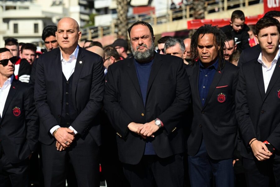 «Αθάνατοι»: Η οικογένεια του Ολυμπιακού τίμησε τα θύματα της Θύρας 7 (pics)