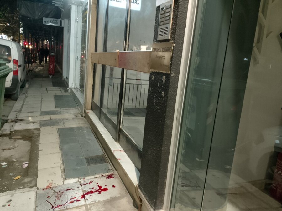 Λάρισα: Αιματηρή συμπλοκή δύο νεαρών αλλοδαπών σε πολυκατοικία