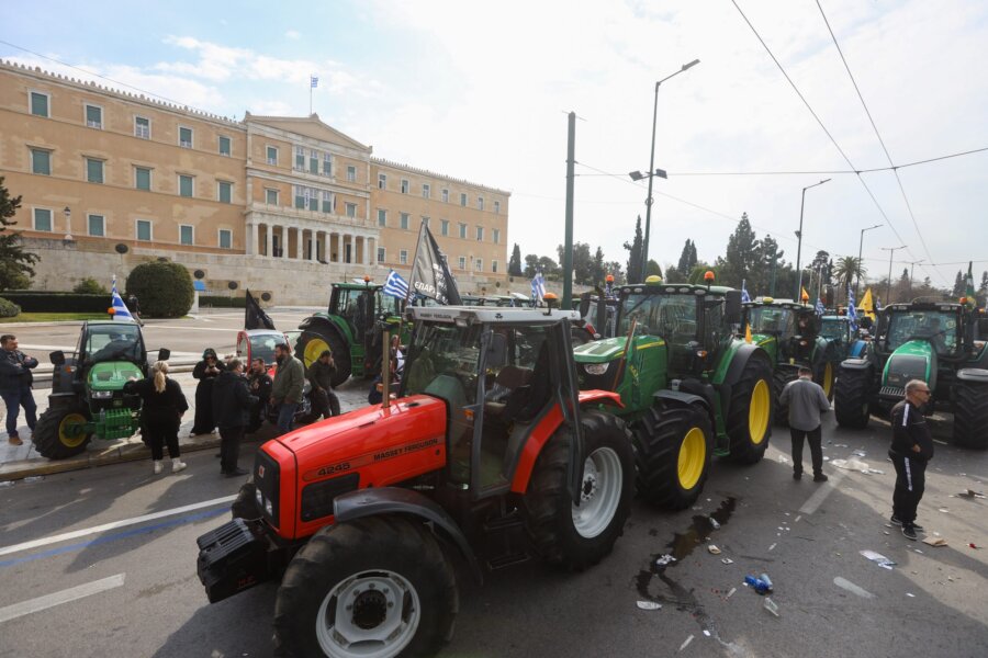 [367425] ΑΝΑΧΩΡΗΣΗ ΤΟΥ ΚΟΝΒΟΪ ΤΩΝ ΑΓΡΟΤΩΝ ΜΕ ΤΡΑΚΤΕΡ ΑΠΟ ΤΗΝ ΑΘΗΝΑ (ΓΙΑΝΝΗΣ ΠΑΝΑΓΟΠΟΥΛΟΣ/EUROKINISSI)