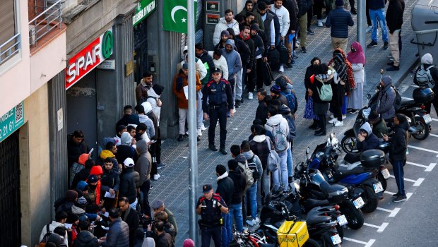 Η Ισπανία νομιμοποίησε πάνω από μισό εκατομμύριο μετανάστες το 2005 - Και η οικονομία ωφελήθηκε