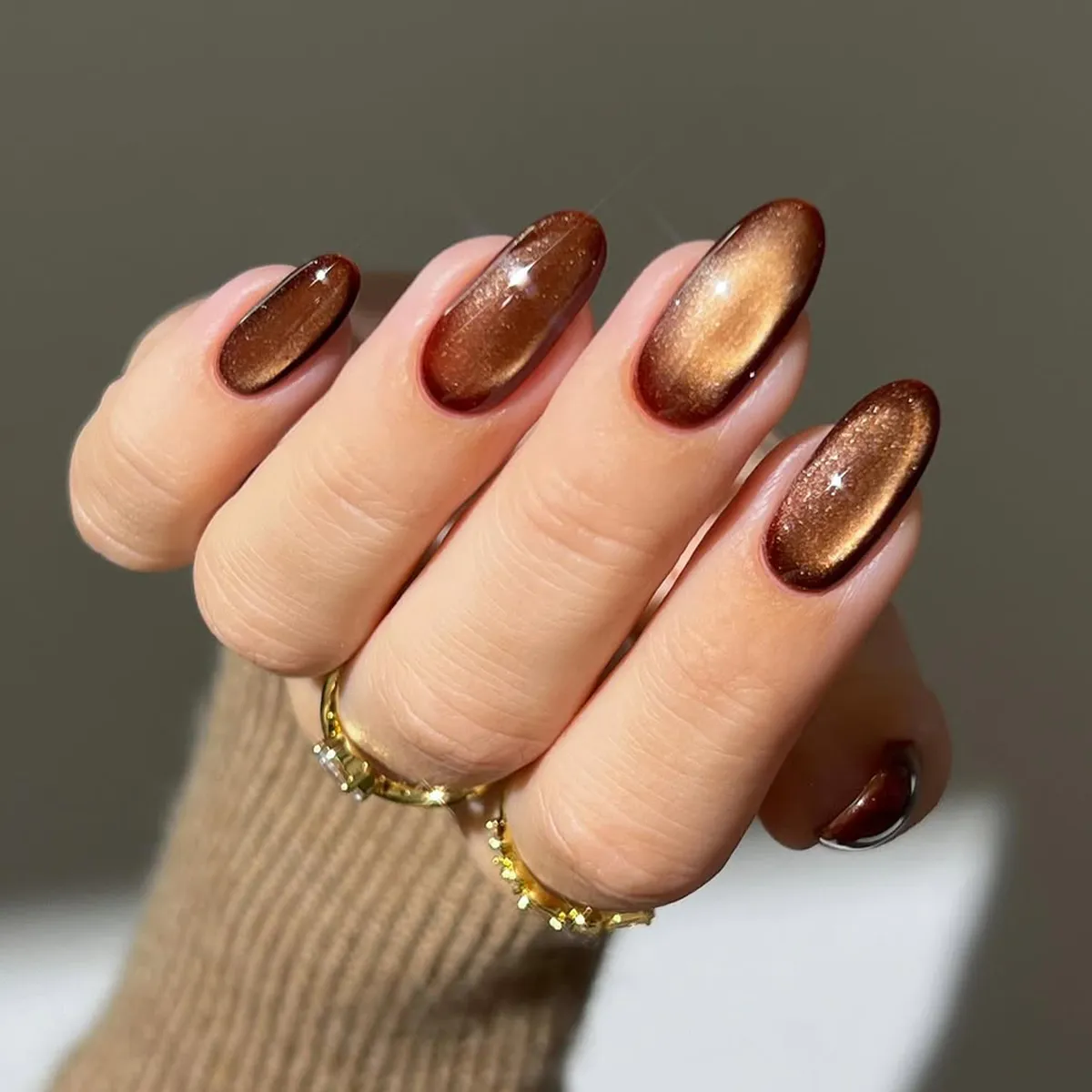 Cinnamon Spice Nails: Το πιο «ζεστό» μανικιούρ του χειμώνα που θα βλέπεις παντού