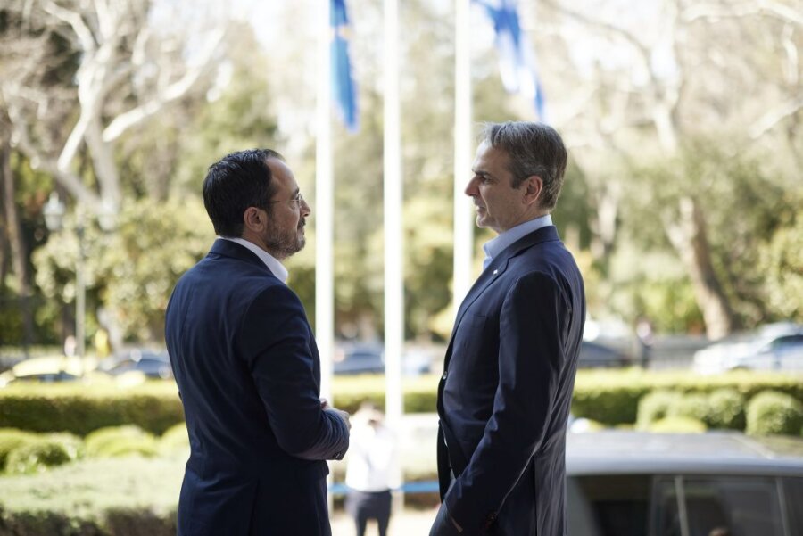 Σε ανοιχτή γραμμή Αθήνα – Λευκωσία πριν το τετ α τετ Μητσοτάκη – Ερντογάν