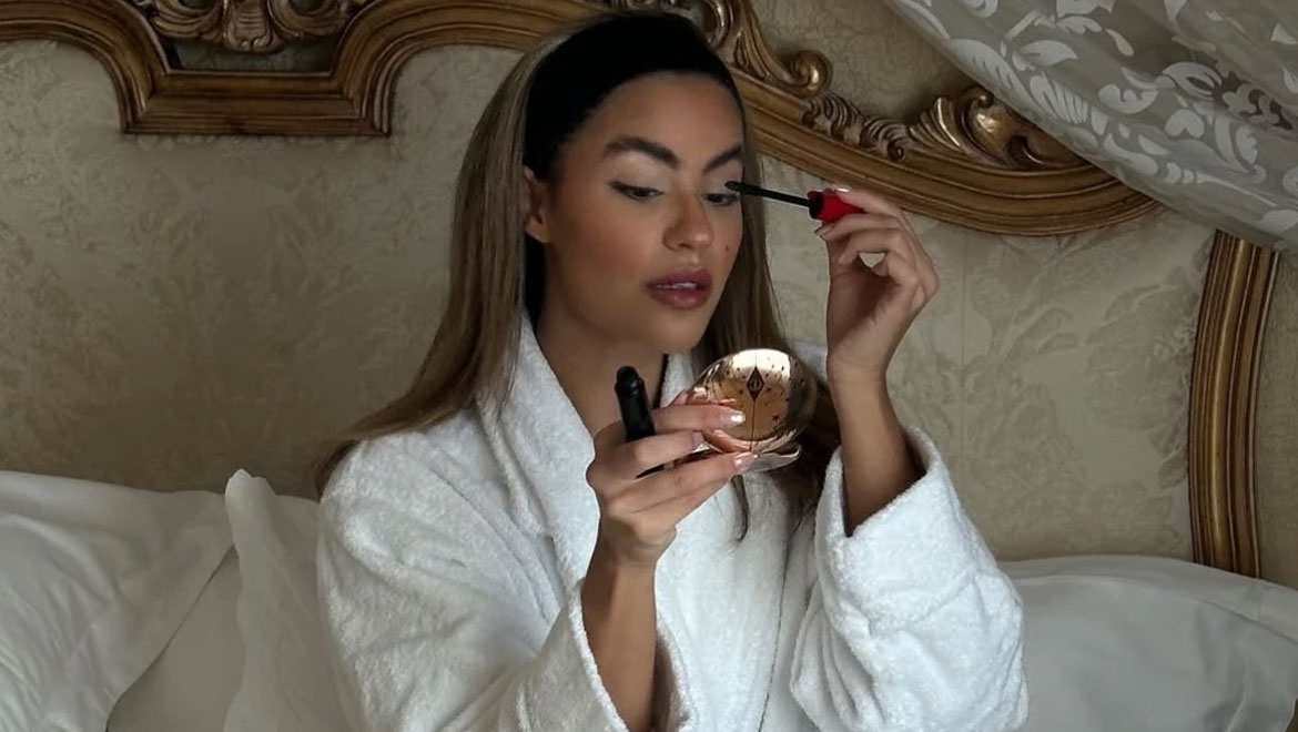 Η νοσταλγία των Y2K επιστρέφει δυναμικά: Αυτή είναι η πιο viral απόχρωση κραγιόν αυτή τη στιγμή!