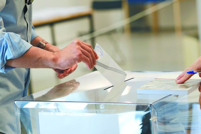Κάλπη εκλογών χέρι