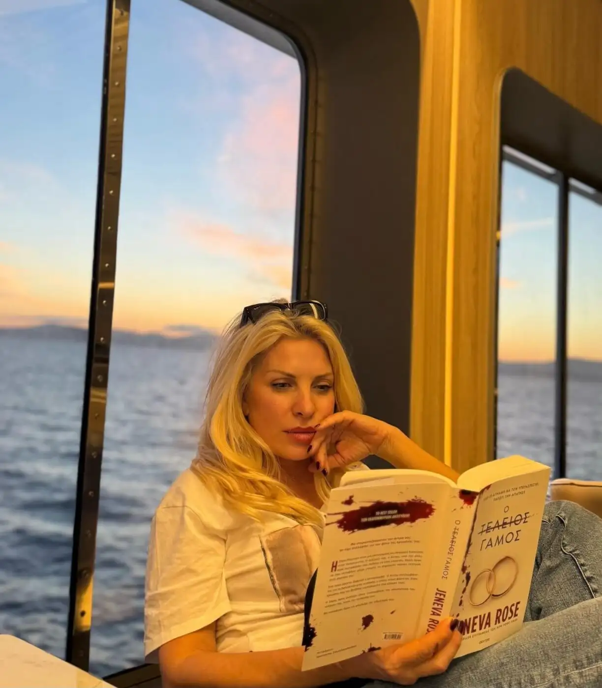 Ελένη Μενεγάκη: Η κόρη της, Μαρίνα Παντζοπούλου τη φωτογραφίζει στο πλοίο από Άνδρο