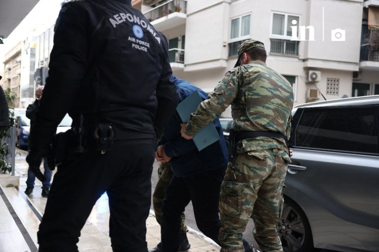 Η ώρα της απολογίας για τον σμήναρχο – Έφτασε στο Αεροδικείο