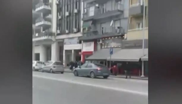 Θεσσαλονίκη: Βίντεο σοκ - Άγριος ξυλοδαρμός 62χρονου από πατέρα ανηλίκου που είχε παρασύρει με το αυτοκίνητό του